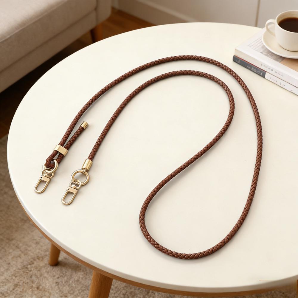 Регулируемый плетеный кожаный ремешок через плечо и брелок для телефона.