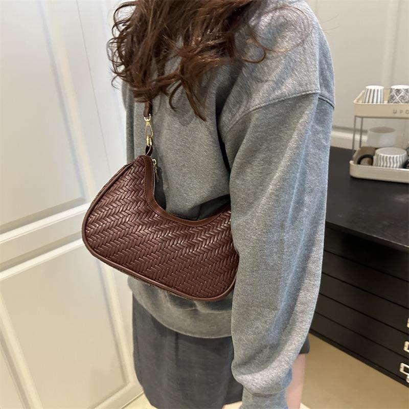 Модная плетеная сумка-полумесяц женская летняя новая модная универсальная нишевого дизайна одноплечевая через плечо подмышку