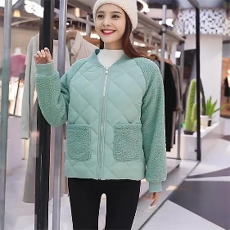 Женская стёганая куртка с флисовыми рукавами и накладными карманами