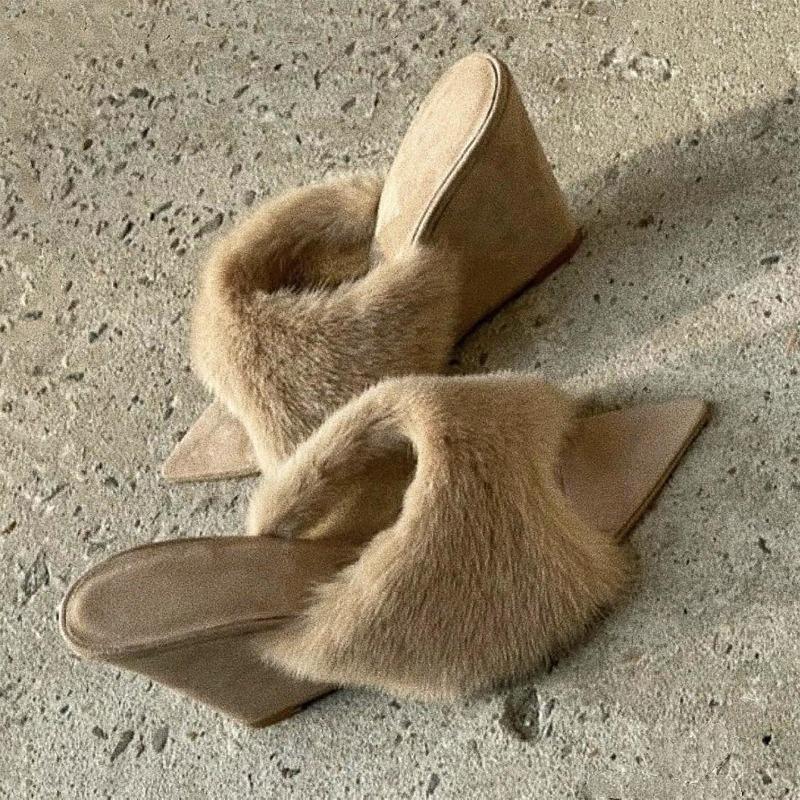 Модные пушистые женские тапочки на танкетке, сандалии на платформе с острым носком, туфли на высоком каблуке, зима 2025, дизайнерский бренд, вечерние, платье, сексуальная обувь