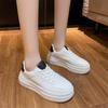 Новые весенне-летние маленькие белые туфли для женщин, модные туфли на толстой подошве-маффине для увеличения роста, универсальные спортивные и повседневные кеды