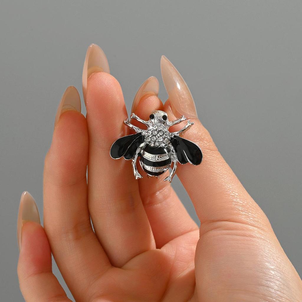 Элегантная брошь в виде пчелы со стразами - уникальный аксессуар в виде насекомого с эмалью