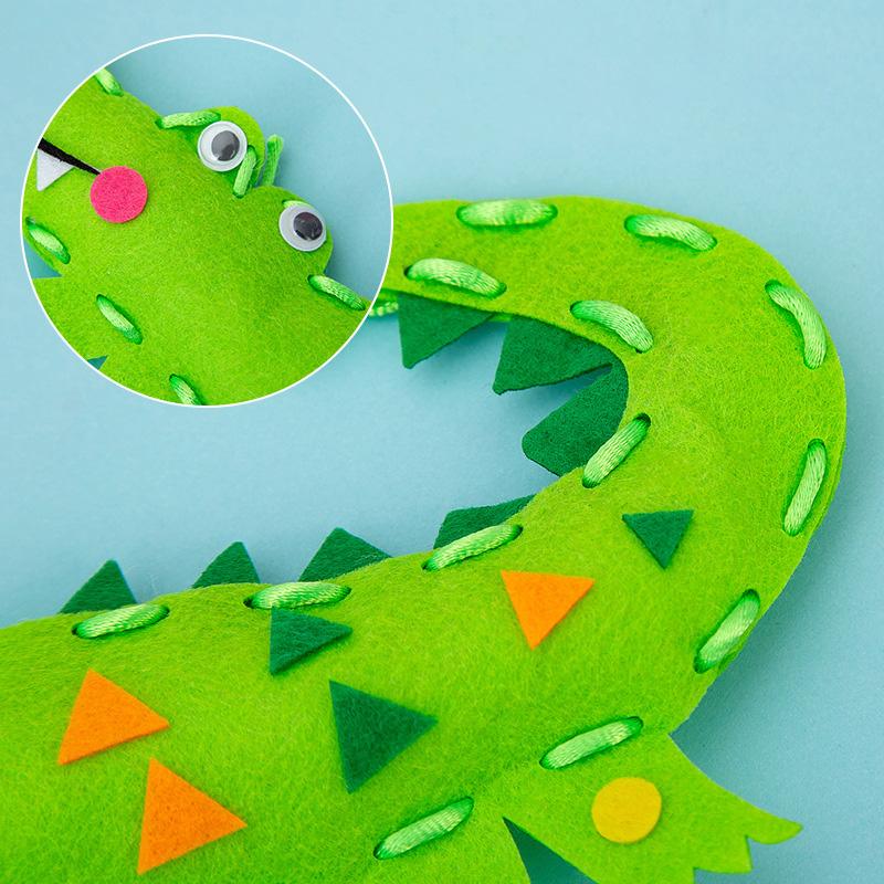 3D Cartoon Animal Sewing Kit for Beginner Kids Arts Crafts 8 Easy DIY Projects of Stuffed Animal Dolls Children Threaded Toys