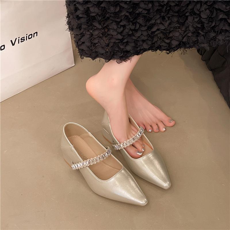 Ботоу стразы слово с сандалиями женские летние новые остроносые пустые одинарные туфли толстый каблук туфли Мэри Джейн