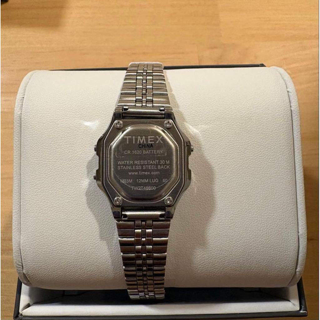 Подержанные цифровые часы Timex