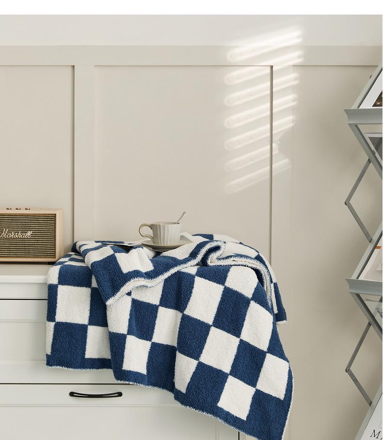 Вязаный плед из бархата в крупную клетку в стиле ретро