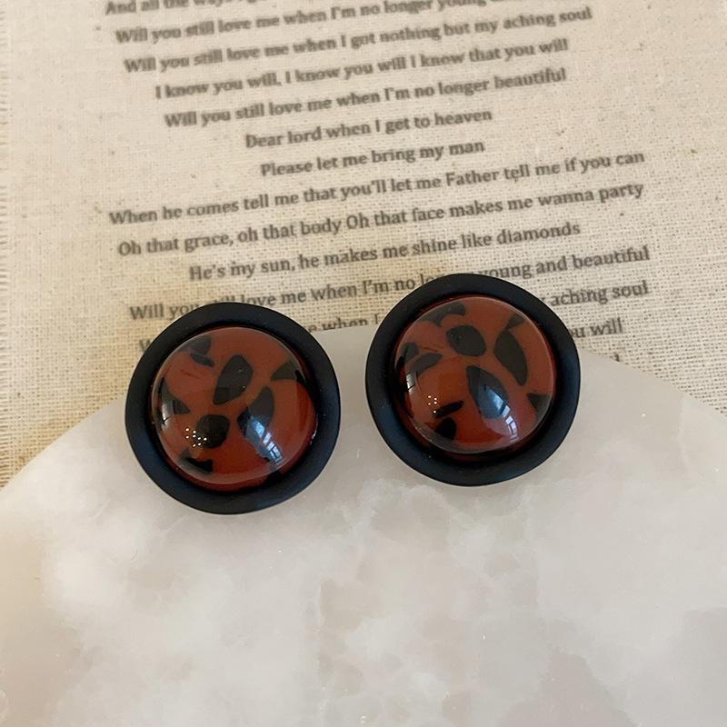 Нишевые высококачественные серьги-гвоздики из смолы с леопардовым принтом, женские осенне-зимние ретро-легкие роскошные модные элегантные универсальные серьги для поездок на работу