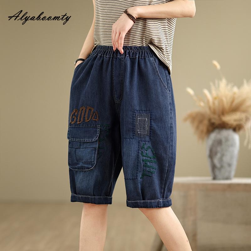 2025 Новый корейский стиль Лето Женские повседневные свободные синие джинсовые капри с эластичной талией и вышивкой в стиле пэчворк Тонкие джинсы длиной до колена
