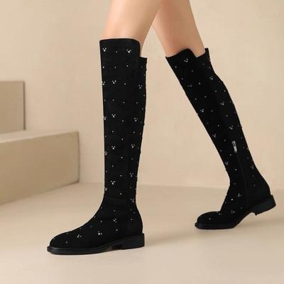 Модные зимние сапоги-ботфорты на плоской подошве с эластичным голенищем и толстым каблуком, украшенные заклепками