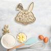 Тарелка с кроликом, толстый деревянный поднос с пасхальным кроликом, весенняя праздничная пасхальная атмосфера, украшение дома, посуда