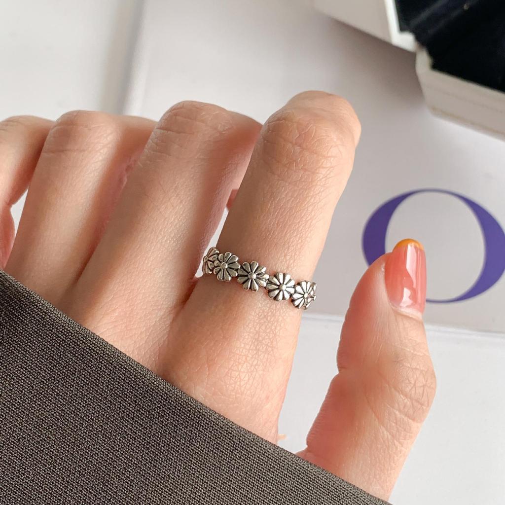 Trendy Minimalist Korean Vintage Stacking Rings for Women - Influencer-Approved Light Luxury Style.