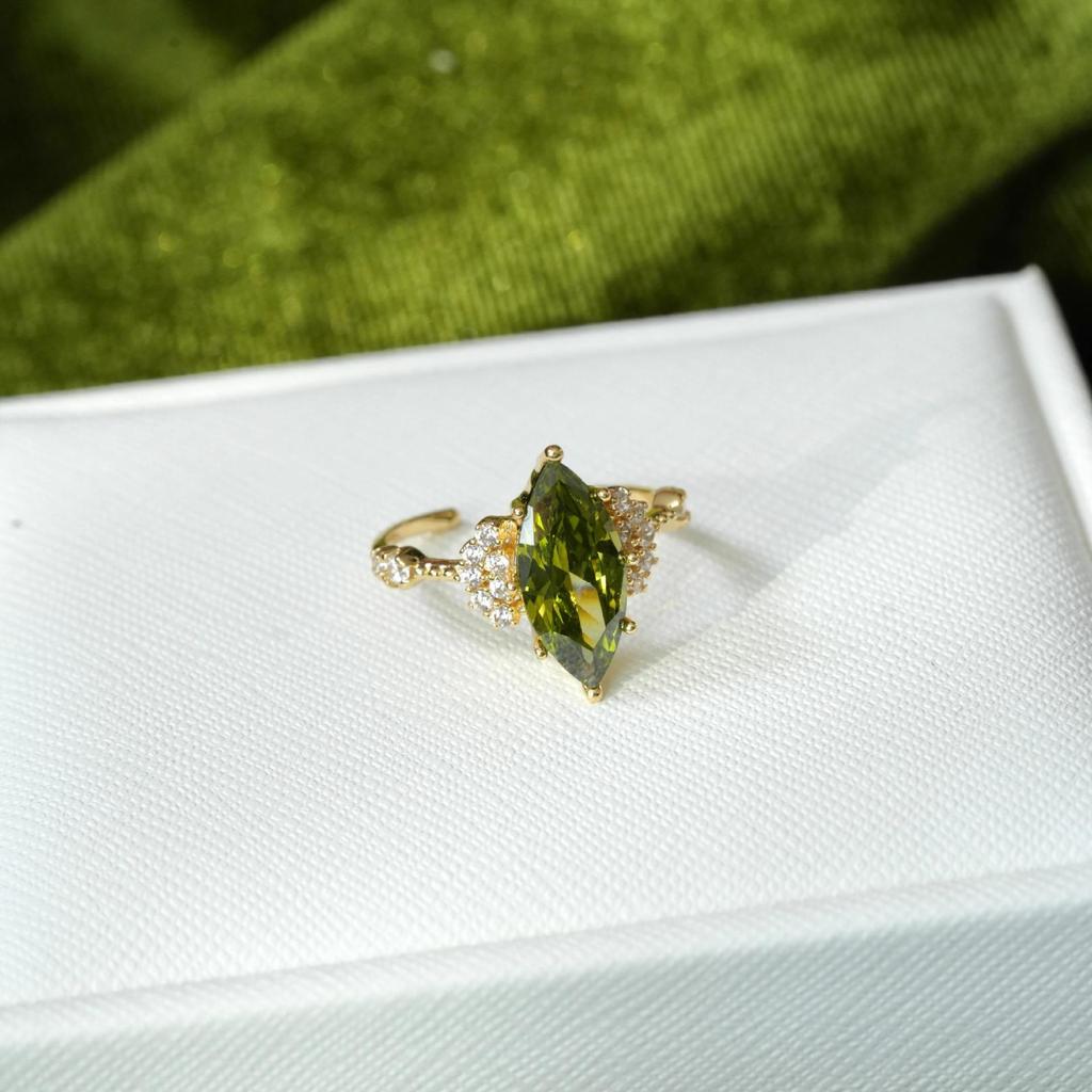 Женское кольцо на указательный палец класса люкс из стерлингового серебра 925 пробы с неправильной формы драгоценным камнем - Не тускнеющее, регулируемое, с легким нишевым дизайном.