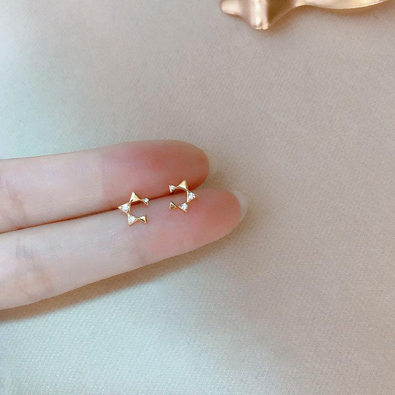 Летние милые и классные серьги в виде пятиконечной звезды для женщин с нишевым дизайном, модные простые студенческие серьги