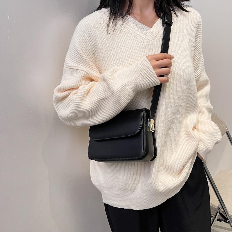 IELGY design shoulder strap fashionable and popular messenger all-match small square bag