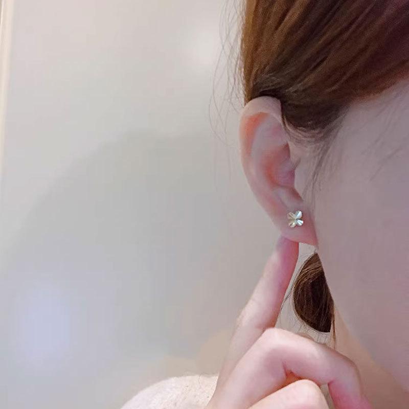 Серьги-цветы с четырьмя листьями для женщин, новогодняя мода, изысканный элегантный темперамент, легкая роскошь, студенческая