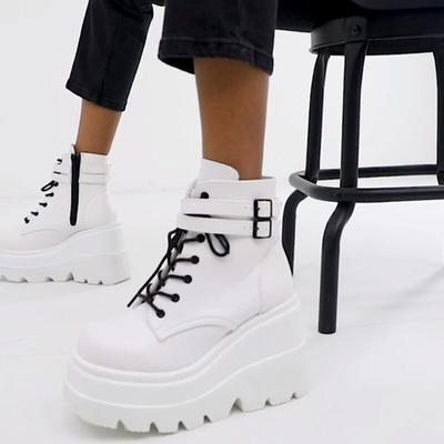 Новые модные черные ботильоны в европейском стиле на плоской подошве с круглым носком, черные ботинки на шнуровке, женские туфли из лакированной кожи на платформе