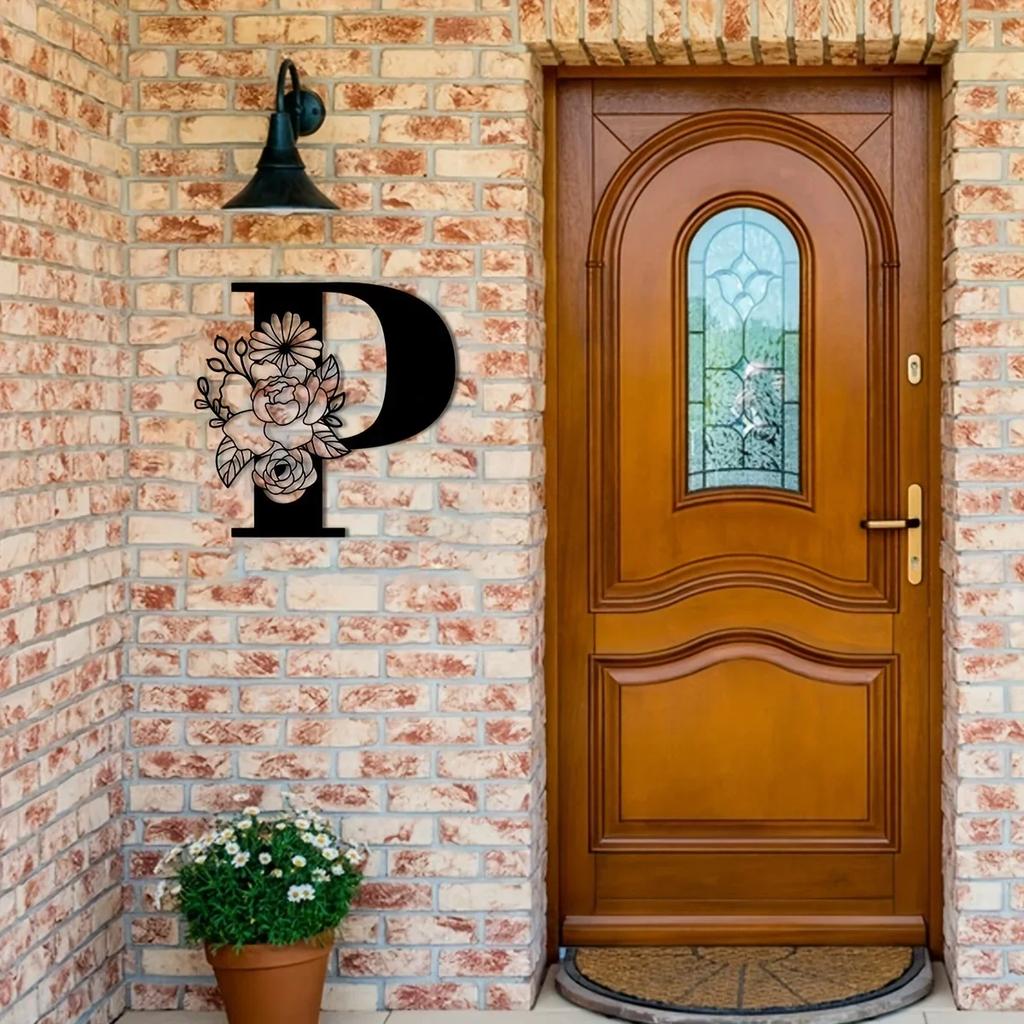 Потрясающая металлическая табличка с цветочными буквами-монограммами! Металлическое настенное искусство. Цветочный декор стен с заглавными буквами алфавита. Буквы для стен своими руками. Знак на заднем плане.