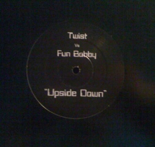 12-дюймовая пластинка TWIST, FUN BOBBY - Upside Down BASH039 Thumpin Vinyl 2000 UK Танцевальная и Электронная Музыка Б/у