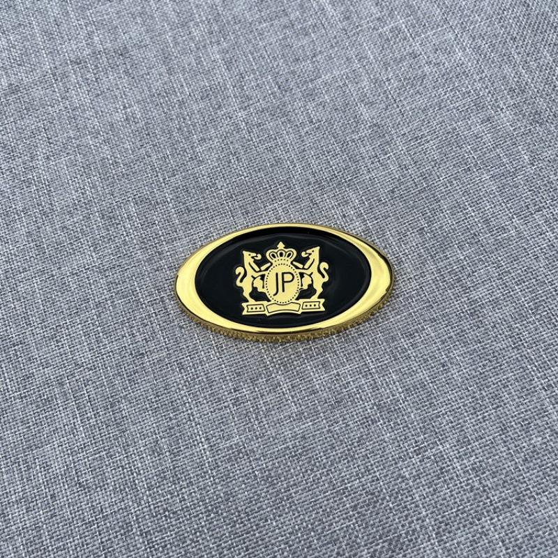 Car VIP metal car sticker VIP word logo Car logo Tail logo Side label Fender body scratch sticker