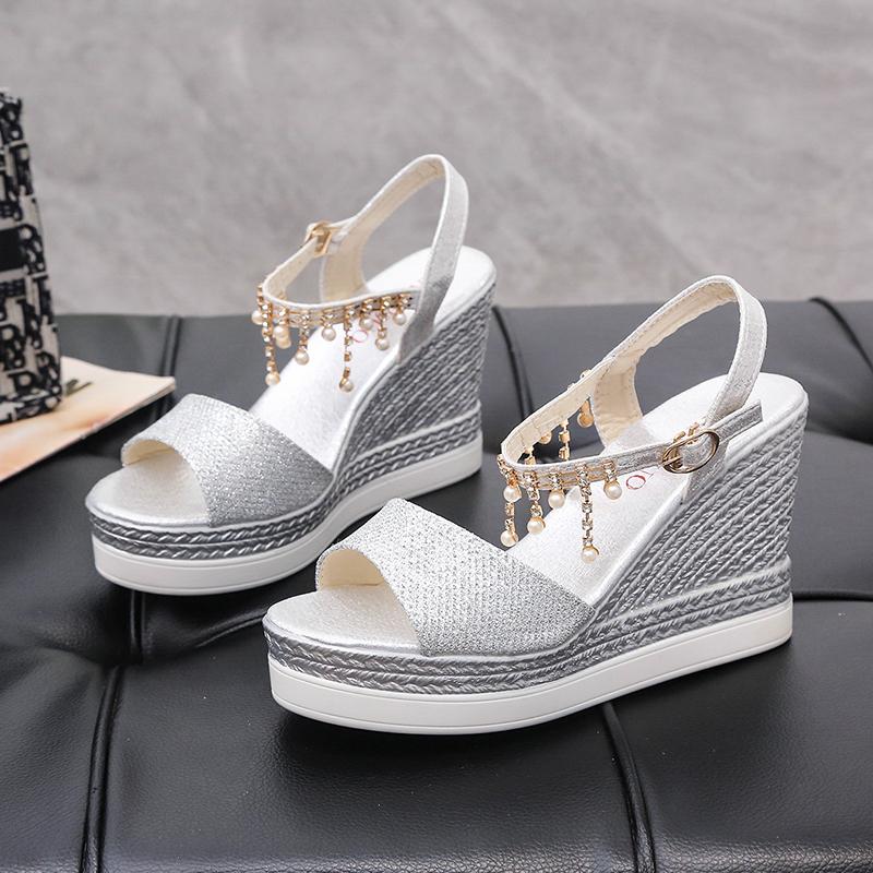 Мода 2024 года. Новые женские босоножки на танкетке. Летние босоножки с бусинами на толстой подошве. Повседневная обувь с открытым носком и пряжкой на толстой подошве для женщин.