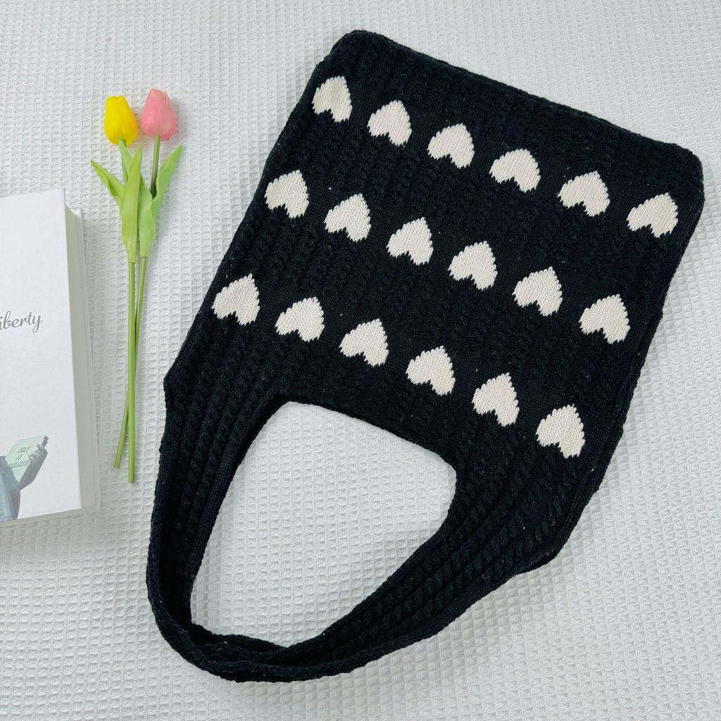 Эксклюзивная вязаная сумка-тоут большого размера с узором в виде сердец, 2023