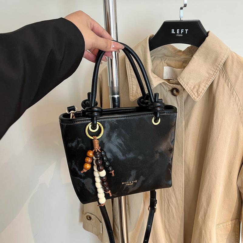 Популярные в этом году маленькие сумки - это женские осенне-зимние универсальные новые ретро простые сумки-мессенджеры, портативные сумки-ведра 2025