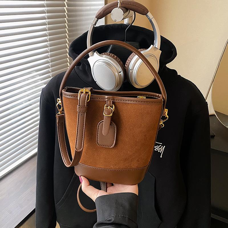 Популярная в этом году маленькая женская сумка осень-зима 2025 новая ретро на плечо, сумка-мессенджер, повседневная портативная сумка-ведро