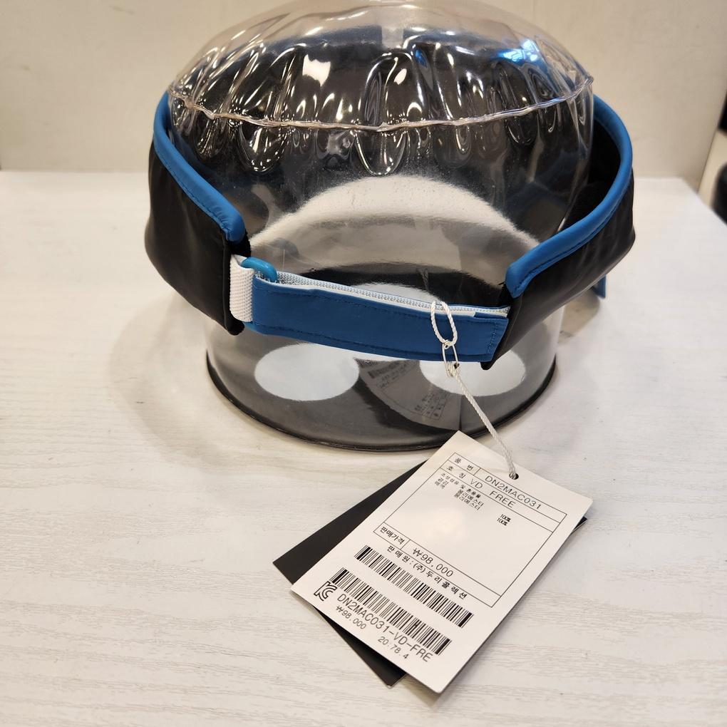 A functional men's sun cap with a stylish UV protection brim featuring a golf logo.