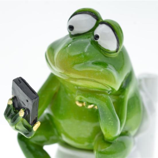 Frog Figurine Watching Phone Cartoon Frog Statue Resin Sculpture Indoor