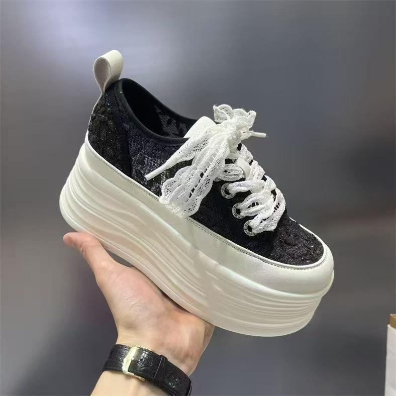 Толстоподошвенные кружевные туфли-маффины с сеткой и внутренней высотой для женщин, сетчатая поверхность полая, легкие и тонкие, летние новые маленькие белые туфли для женщин