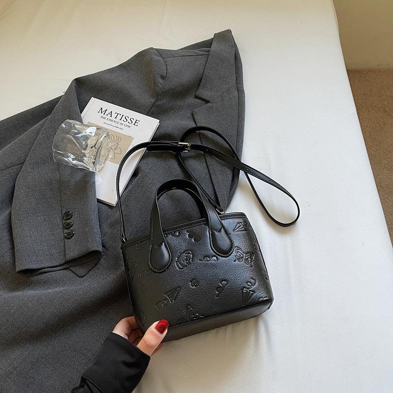 Популярная в этом году маленькая женская сумка 2025 новая модная универсальная сумка-мессенджер весенне-летняя портативная сумка-ведро