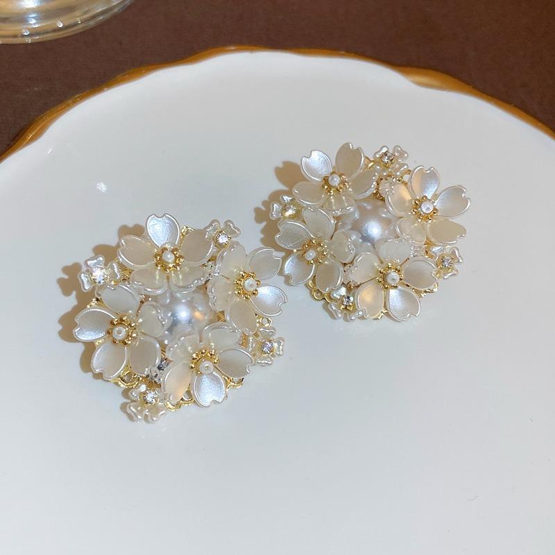 Серьги-цветы из пресноводного жемчуга с посеребренными и позолоченными иглами из настоящего золота, высококлассные серьги, французские серьги в стиле легкой роскоши, элегантные серьги для женщин