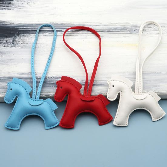 Украшение для автомобиля Шарм в виде лошади из искусственной кожи Маленький изящный брелок Аксессуары для интерьера автомобиля, кошелька, рюкзака