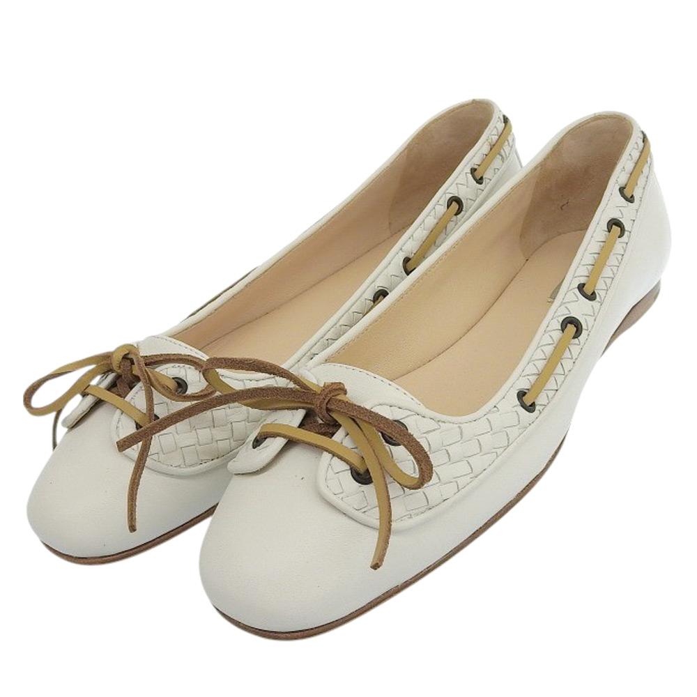 Bottega Veneta Beautiful Intrecciato Flat Pumps for Women, White, Size 35 1/2 Shoes 35.5 whiteUsed