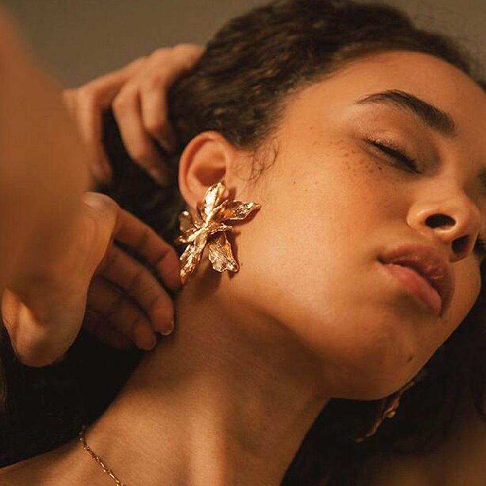 Серьги-гвоздики из металла в виде подвески в виде большого цветка с подвеской в виде цветка