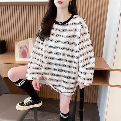 Женская футболка большого размера с полосатым вырезом-пузырем на спине и длинными рукавами