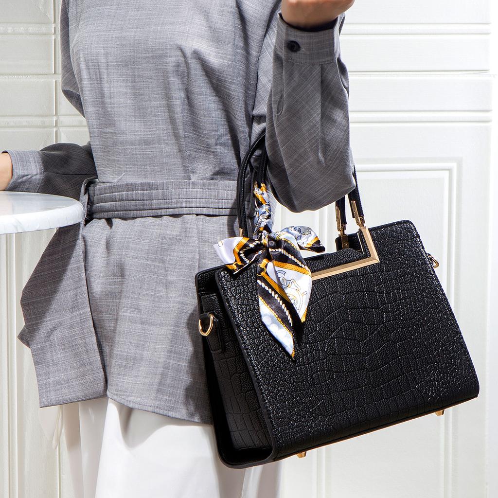 Women's handbags 2023 new model, a gift for mom, elegant and high-end, middle-aged handbag, fashionable shoulder and crossbody bag for women
