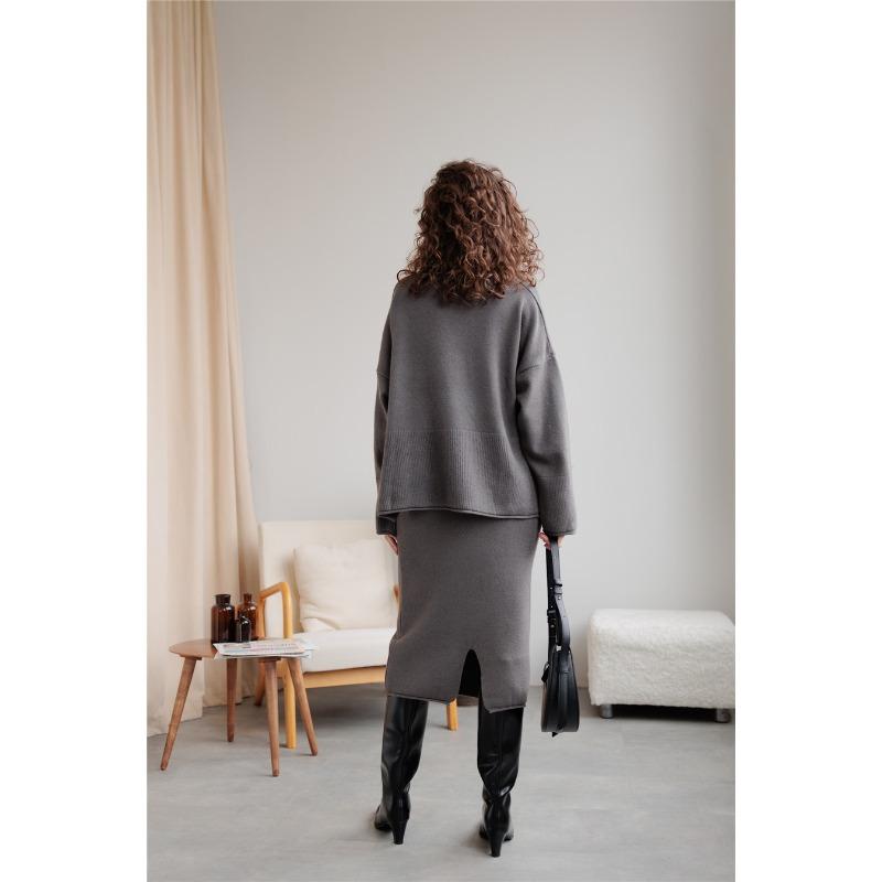 Осенне-зимний женский комплект из свитера с V-образным вырезом и юбки-полукомбинезона