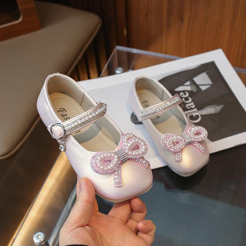 2024 Новые туфли Мэри Джейн для девочек на вечеринку, свадьбу, шоу, милый бант, стразы, жемчуг, однотонные детские модные кожаные туфли, повседневные