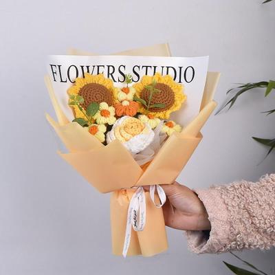 Готовый букет из искусственных цветов, связанный крючком, на годовщину