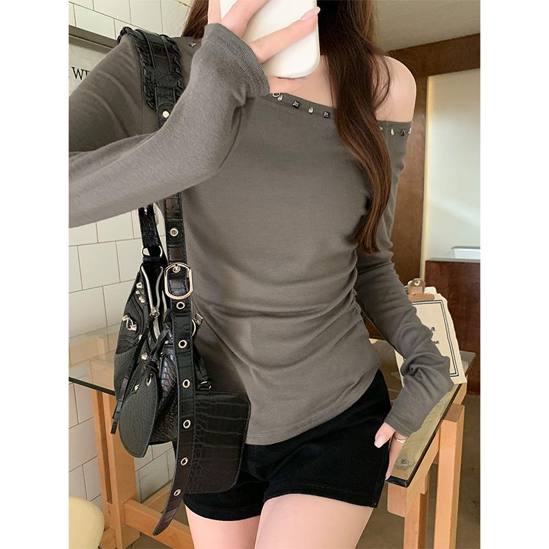 Горячая девушка, свитер с открытыми плечами, косым вырезом, заклепками, горячей драпировкой, длинными рукавами, осень, новый, присборенный на талии эластичный низ сверху