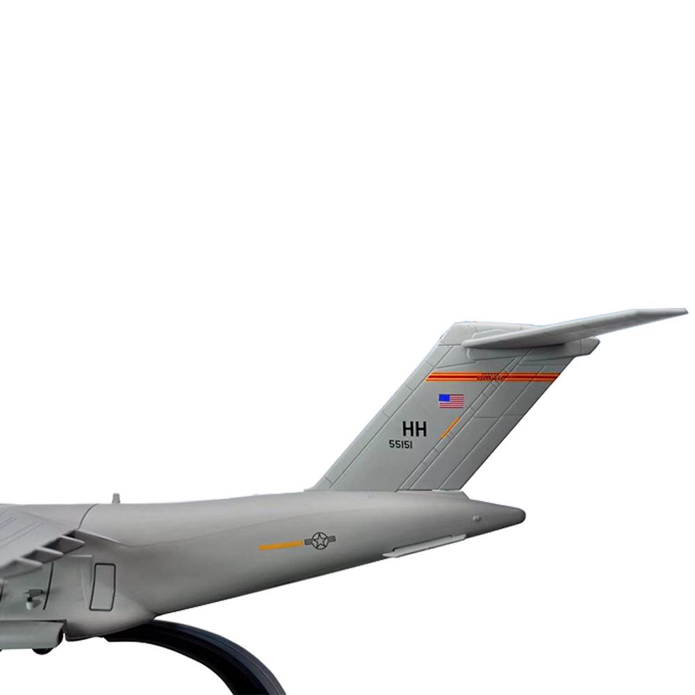 1:Модель-украшение стратегического транспортного самолета C-17 Globemaster Вооруженных сил США в масштабе 200