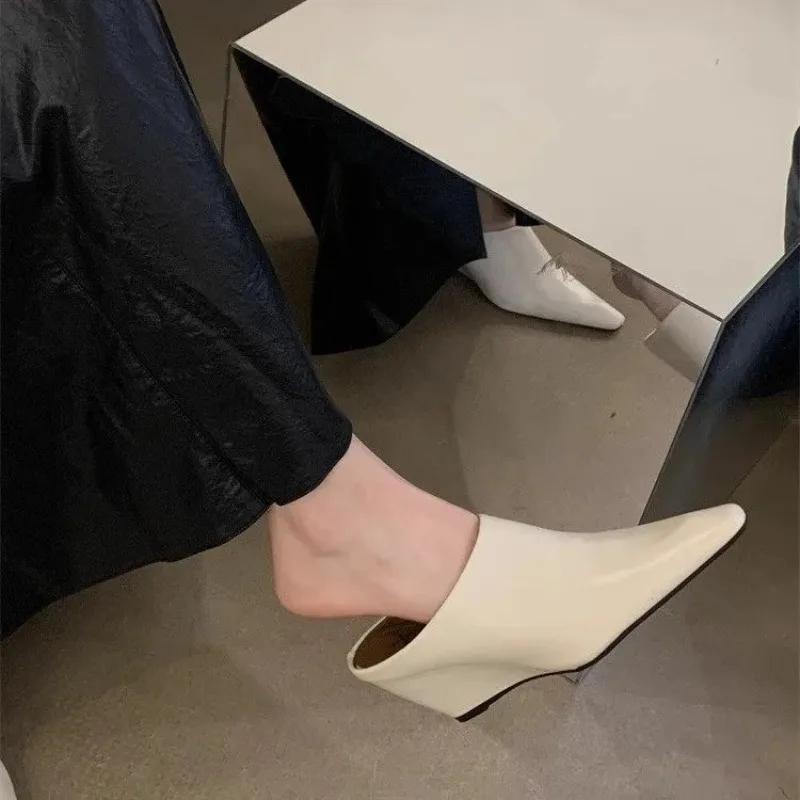 Мода 2025 Европейско-американский Баотоу Половина Женские Мягкая кожа Наклонный каблук Высокий Крутая Мода Верхняя одежда Толстые Ленивые Туфли Мюли