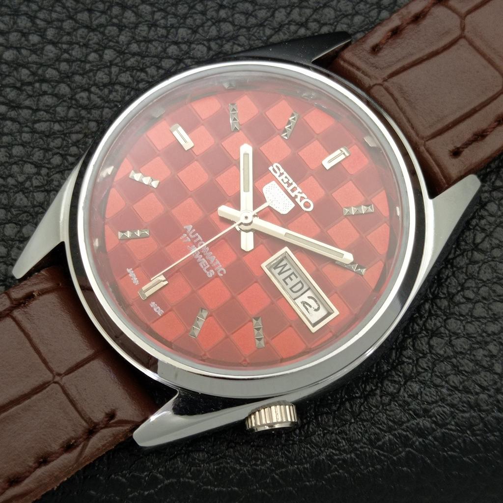 ВОССТАНОВЛЕННЫЕ МУЖСКИЕ ЧАСЫ SEIKO 5 AUTOMATIC, СДЕЛАНО В ЯПОНИИ, КРАСНЫЙ ЦИФЕРБЛАТ, ИЗГОТОВЛЕНЫ НА ЗАКАЗ a440121-2 QV90-a440121