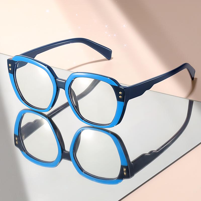 Новые классические и простые очки с плоскими линзами в большой оправе со звездными акцентами — это предмет для повседневной носки и украшение для уличной фотографии.