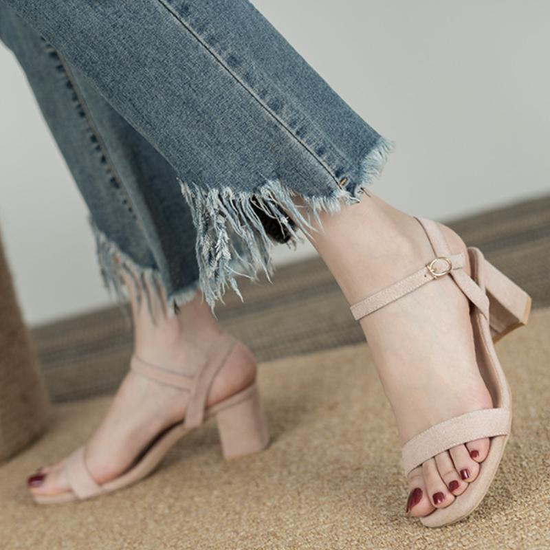 Корейские модные сандалии 2024 года, летние новые простые толстые каблуки, мягкая подошва, универсальные, удобные, темпераментные, женские туфли, нескользящие