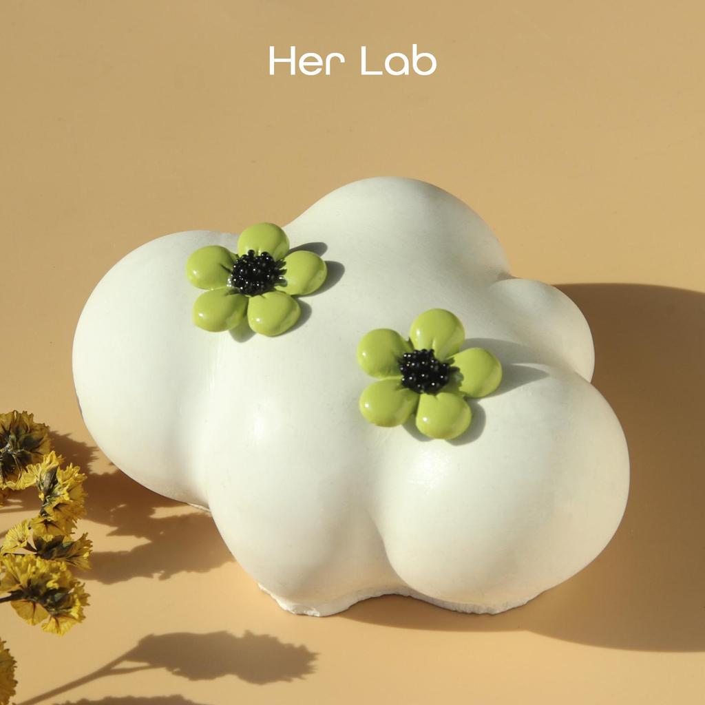 Her Lab Ювелирные изделия | Серьги-кольца с эмалью и кристаллами из 18-каратного золота, модные женские серьги-гвоздики, корейские серьги-гвоздики с цветком