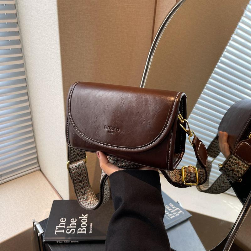 Модная женская сумка через плечо, универсальная широкополосная сумка, кожаная сумка через плечо, маленькая квадратная сумка с металлическим украшением, простая городская