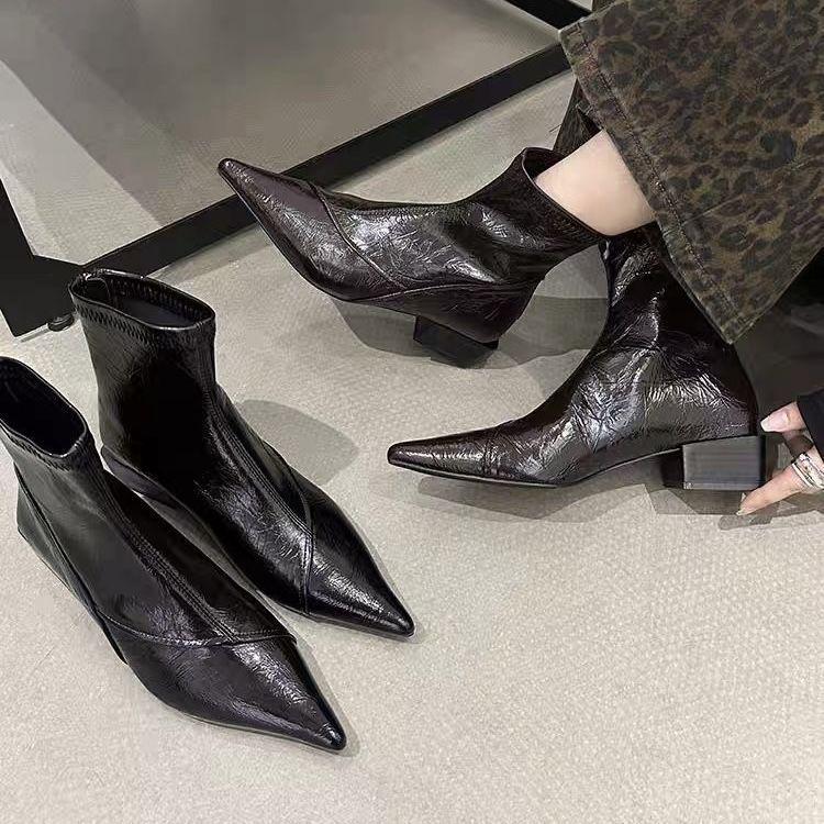 Versatile temperament, thin boots, high-end fashion short boots, winter new French retro pointed thick heel short boots