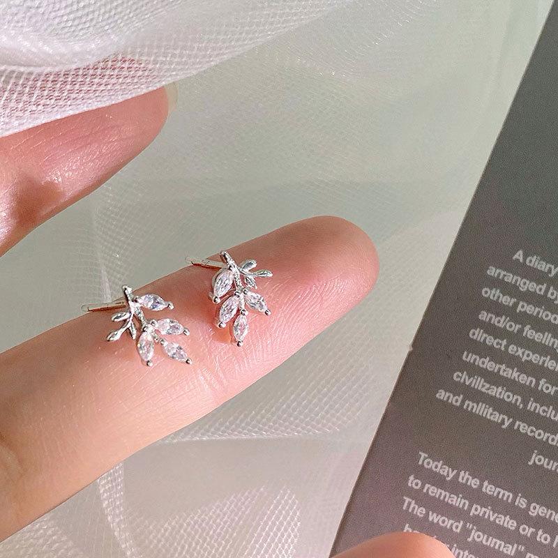 Серьги-листья Легкие, роскошные, высокого класса, с ощущением небольшого размера Серьги-листья Простые, универсальные и маленькие